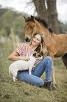 Frau, Hund und Islnder Fohlen