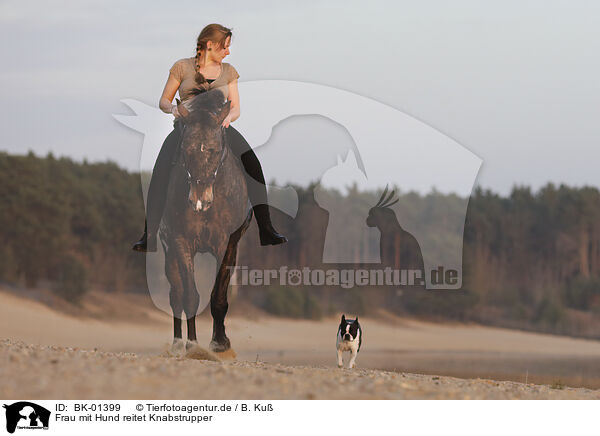 Frau mit Hund reitet Knabstrupper / BK-01399