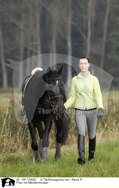 Frau mit Mecklenburger / woman with rmblood / AP-10685