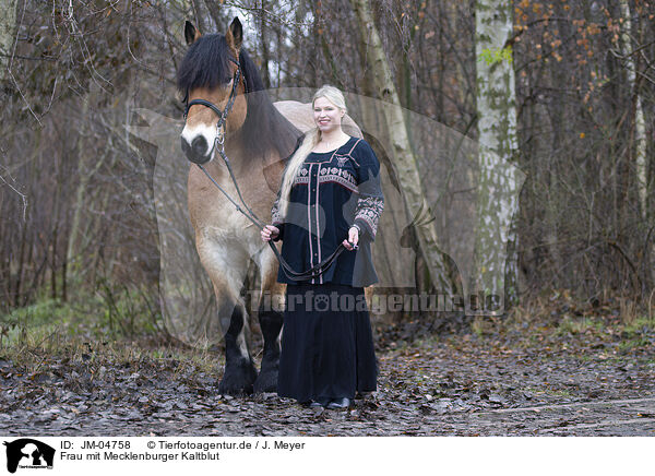 Frau mit Mecklenburger Kaltblut / Woman with Mecklenburg cold blood / JM-04758