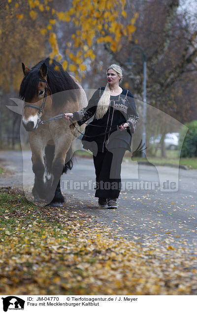 Frau mit Mecklenburger Kaltblut / JM-04770