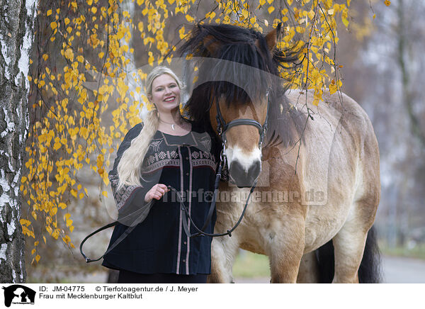 Frau mit Mecklenburger Kaltblut / Woman with Mecklenburg cold blood / JM-04775