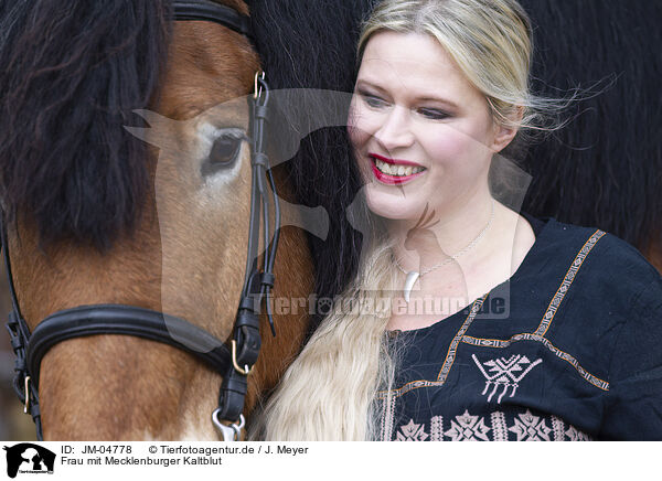 Frau mit Mecklenburger Kaltblut / Woman with Mecklenburg cold blood / JM-04778