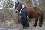 Frau mit Mecklenburger Kaltblut