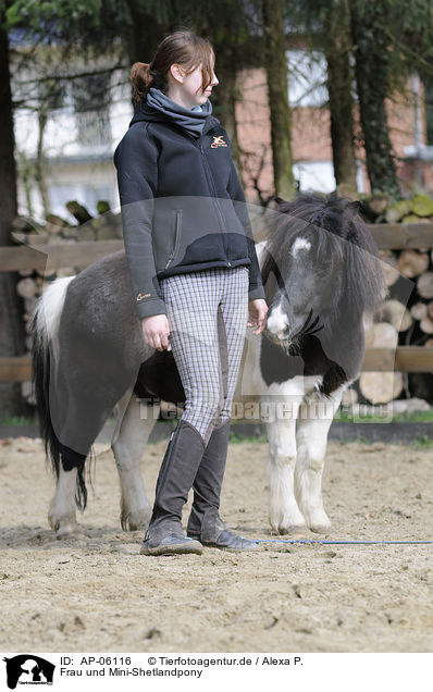 Frau und Mini-Shetlandpony / woman and Mini-Shetlandpony / AP-06116