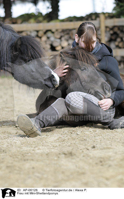Frau mit Mini-Shetlandponys / woman and Mini-Shetlandponys / AP-06126