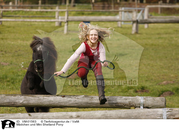 Mdchen und Mini Shetland Pony / VM-01563