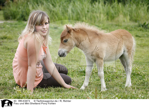 Frau und Mini Shetland Pony Fohlen / RR-43873