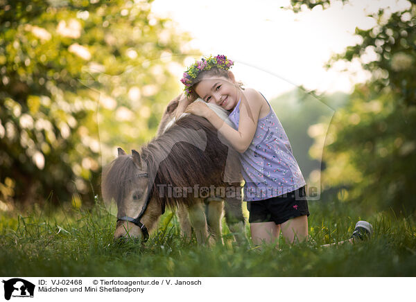 Mdchen und Mini Shetlandpony / girl and Mini Shetland Pony / VJ-02468