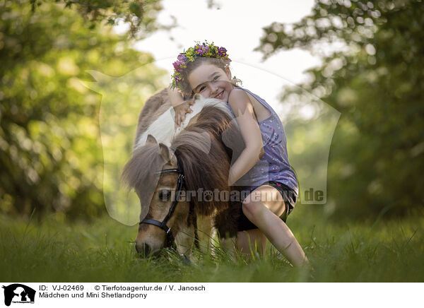 Mdchen und Mini Shetlandpony / girl and Mini Shetland Pony / VJ-02469