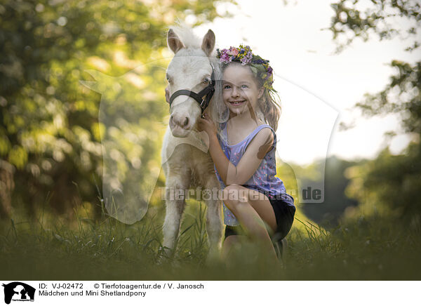 M�dchen und Mini Shetlandpony / girl and Mini Shetland Pony / VJ-02472