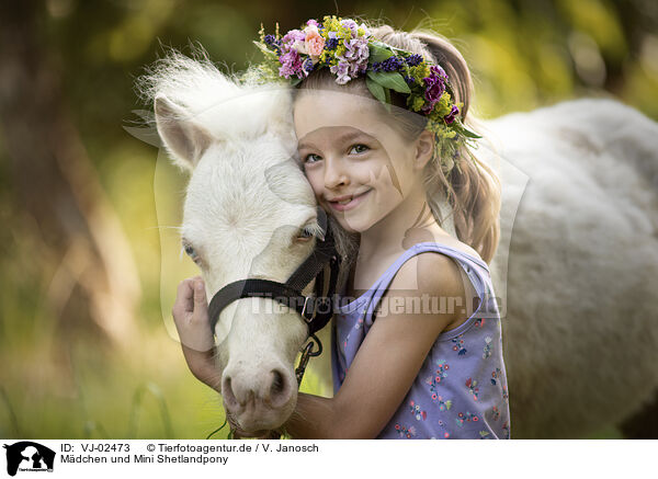 Mdchen und Mini Shetlandpony / girl and Mini Shetland Pony / VJ-02473