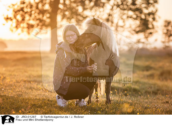 Frau und Mini Shetlandpony / JRO-01287