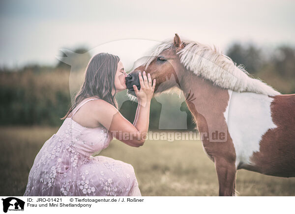 Frau und Mini Shetlandpony / woman and Mini Shetland Pony / JRO-01421