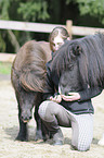 Frau mit Mini-Shetlandponys