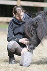 Frau mit Mini-Shetlandpony