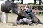 Frau mit Mini-Shetlandponys