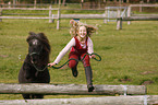 Mdchen und Mini Shetland Pony