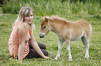 Frau und Mini Shetland Pony Fohlen