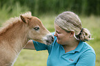 Frau und Mini Shetland Pony Fohlen