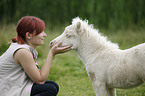 Frau und Mini Shetland Pony Fohlen