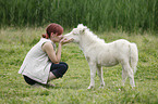 Frau und Mini Shetland Pony Fohlen