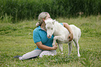 Frau und Mini Shetland Pony Fohlen