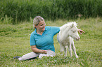 Frau und Mini Shetland Pony Fohlen