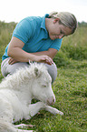Frau und Mini Shetland Pony Fohlen