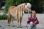 Mdchen und Mini Shetlandpony