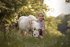 Mdchen und Mini Shetlandpony