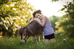 Mdchen und Mini Shetlandpony