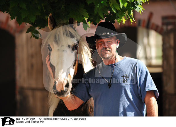 Mann und Tinker-Mix / man and horse / YJ-04869