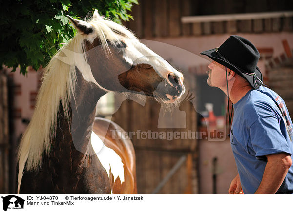 Mann und Tinker-Mix / man and horse / YJ-04870