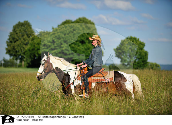 Frau reitet Tinker-Mix / woman rides horse / YJ-04876