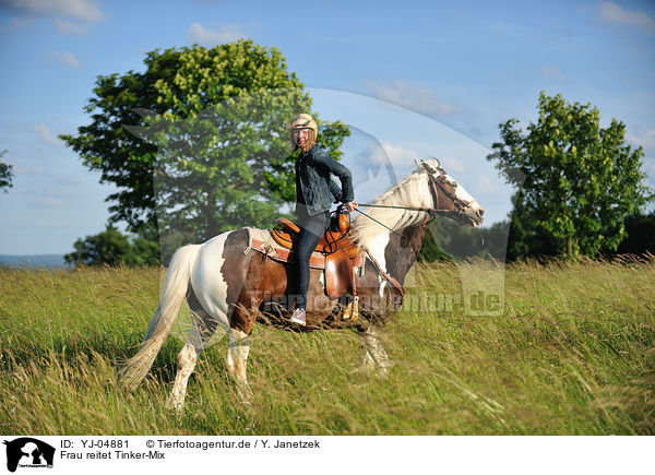 Frau reitet Tinker-Mix / woman rides horse / YJ-04881