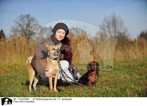 Frau mit 2 Hunden / woman with 2 dogs / YJ-07549