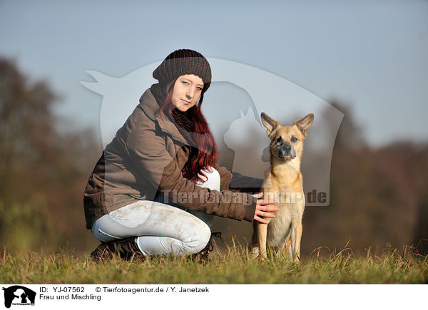 Frau und Mischling / YJ-07562
