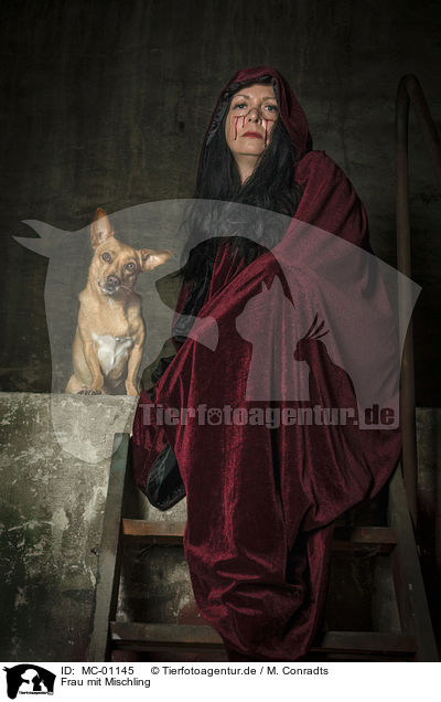 Frau mit Mischling / woman with Mongrel / MC-01145