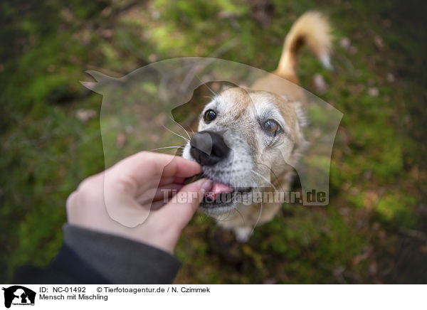 Mensch mit Mischling / human with Mongrel / NC-01492