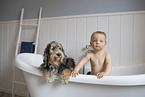 Hund und Kind in Badewanne