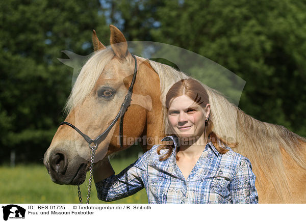 Frau und Missouri Foxtrotter / woman and Missouri Foxtrotter / BES-01725