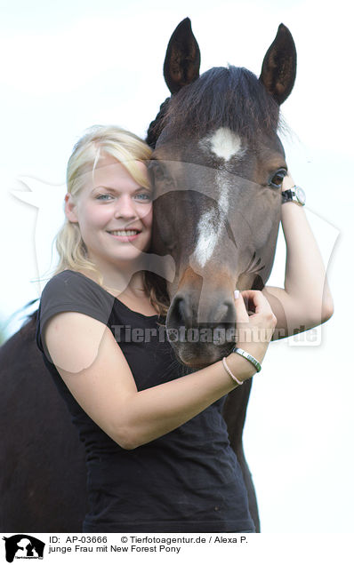 junge Frau mit New Forest Pony / woman with New Forest Pony / AP-03666