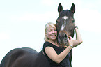 junge Frau mit New Forest Pony