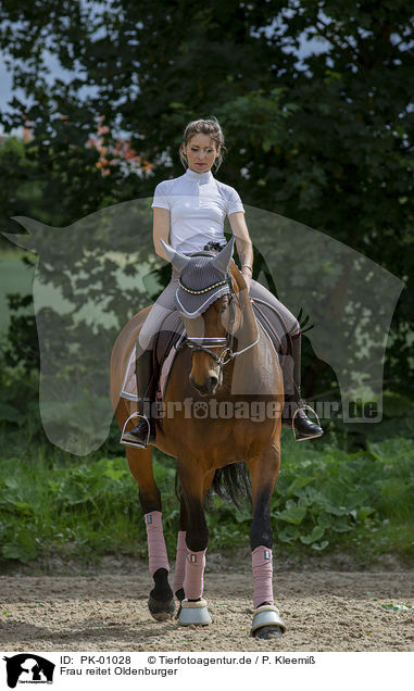 Frau reitet Oldenburger / woman rides Oldenburg Horse / PK-01028