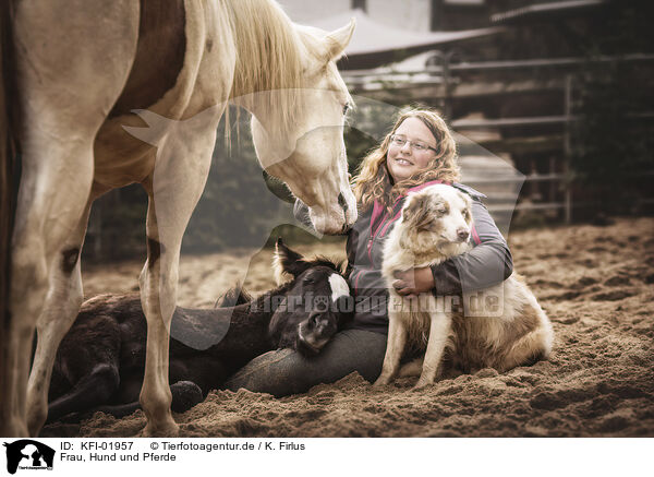 Frau, Hund und Pferde / KFI-01957