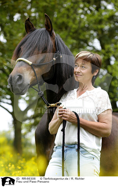 Frau und Paso Peruano / woman and Paso Peruano / RR-66306