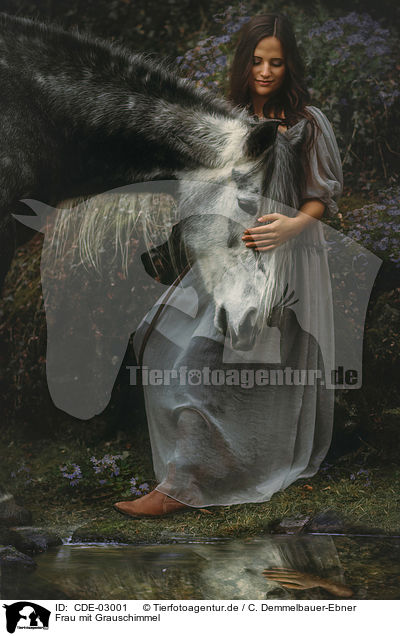 Frau mit Grauschimmel / woman with horse / CDE-03001