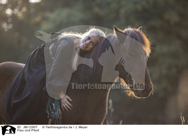 Frau und Pferd / woman and horse / JM-12907