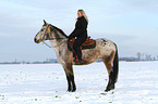 Frau reitet Appaloosa-Mix